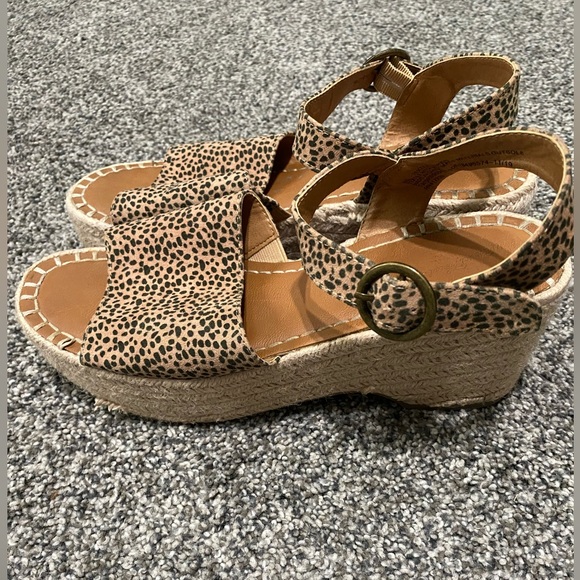 Universal Thread Leopard Platform Wedges - Picture 2 of 3